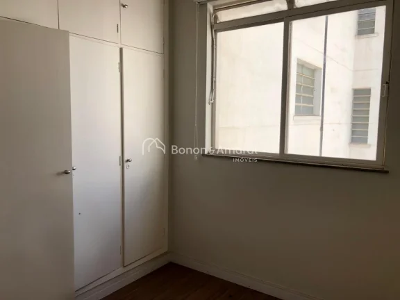 Imagem Oportunidade no Edifício Cristina, no Centro de Campinas. Este amplo apartamento totalmente reforma...