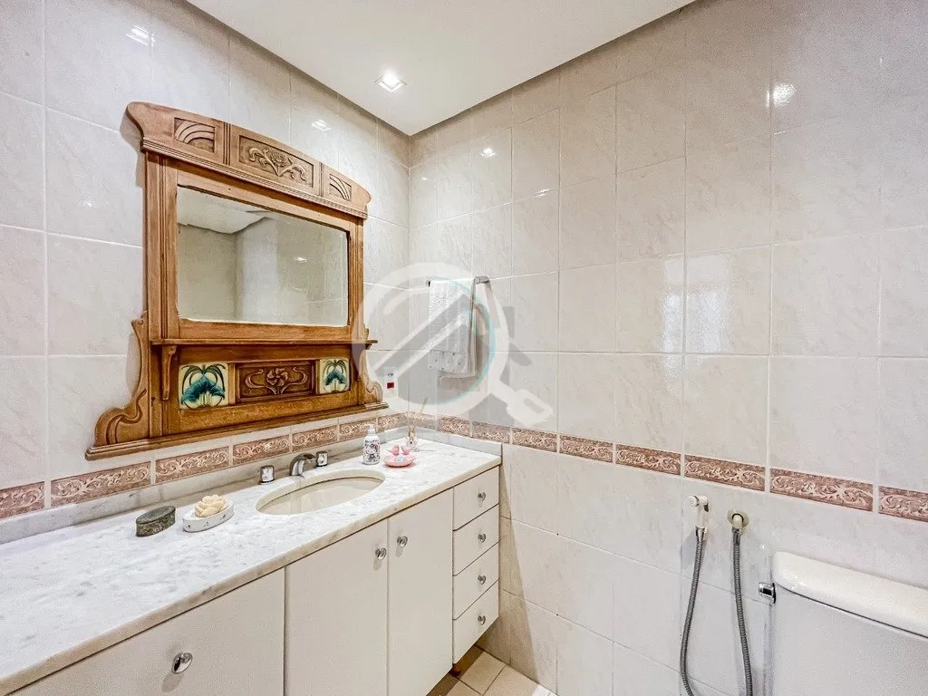 Imagem Este apartamento recentemente atualizado no Bairro Moinhos de Vento é uma verdadeira joia. Localiza...