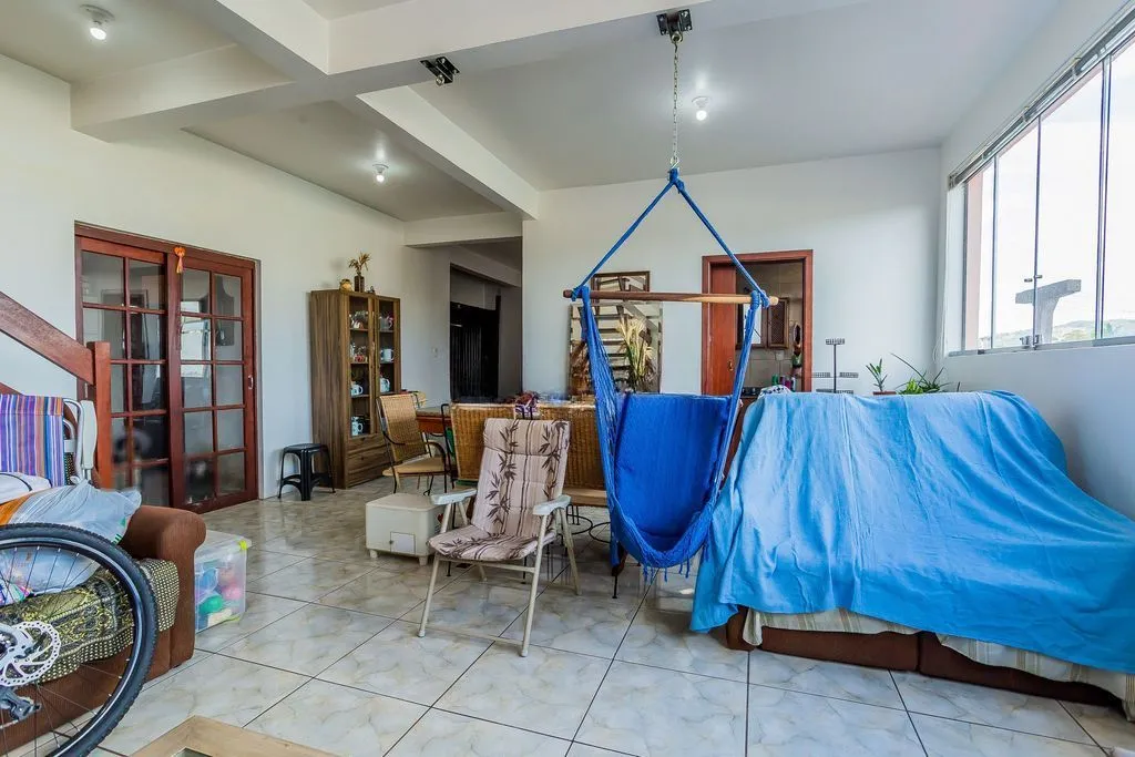 Imagem Casa de 6 dormitórios à venda No Bairro Jardim do Salso - Porto Alegre