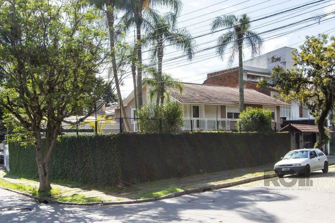 Imagem Casa a venda no bairro Guarujá com 4 dormitórios, piscina e salão de festas