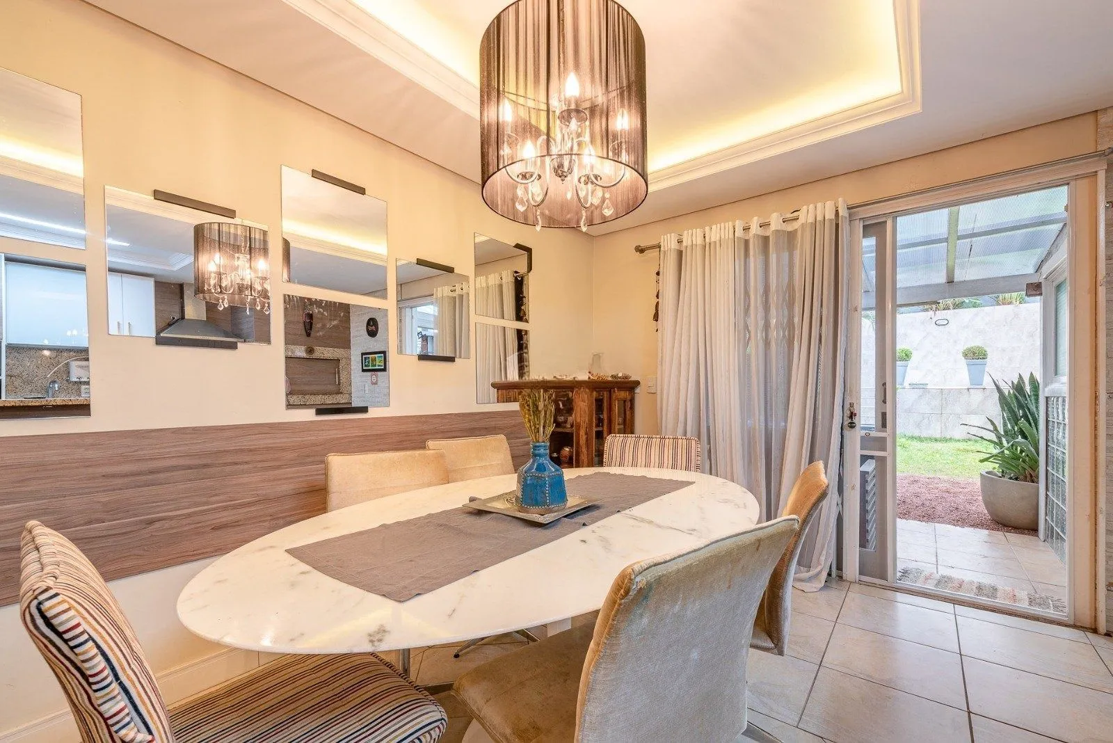 Imagem Casa com 3 dormitórios, suíte, pátio com spa, 3 vagas, Rua do Pampa - Ecoville