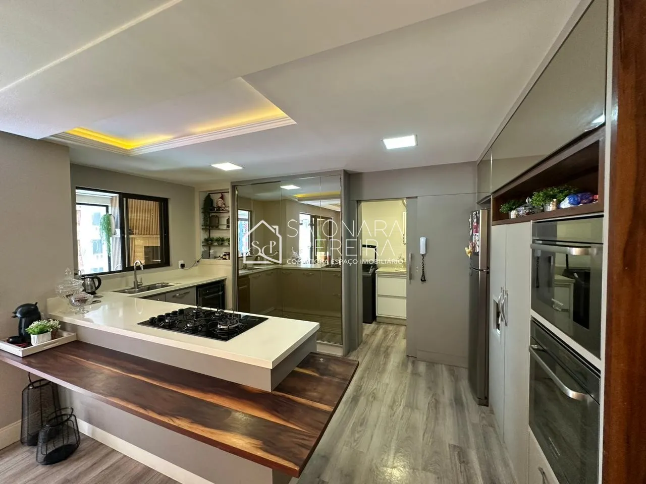 Imagem "Venha conhecer nosso espaçoso apartamento de 140m², 3 quartos e sacada com churrasqueira! Condomíni