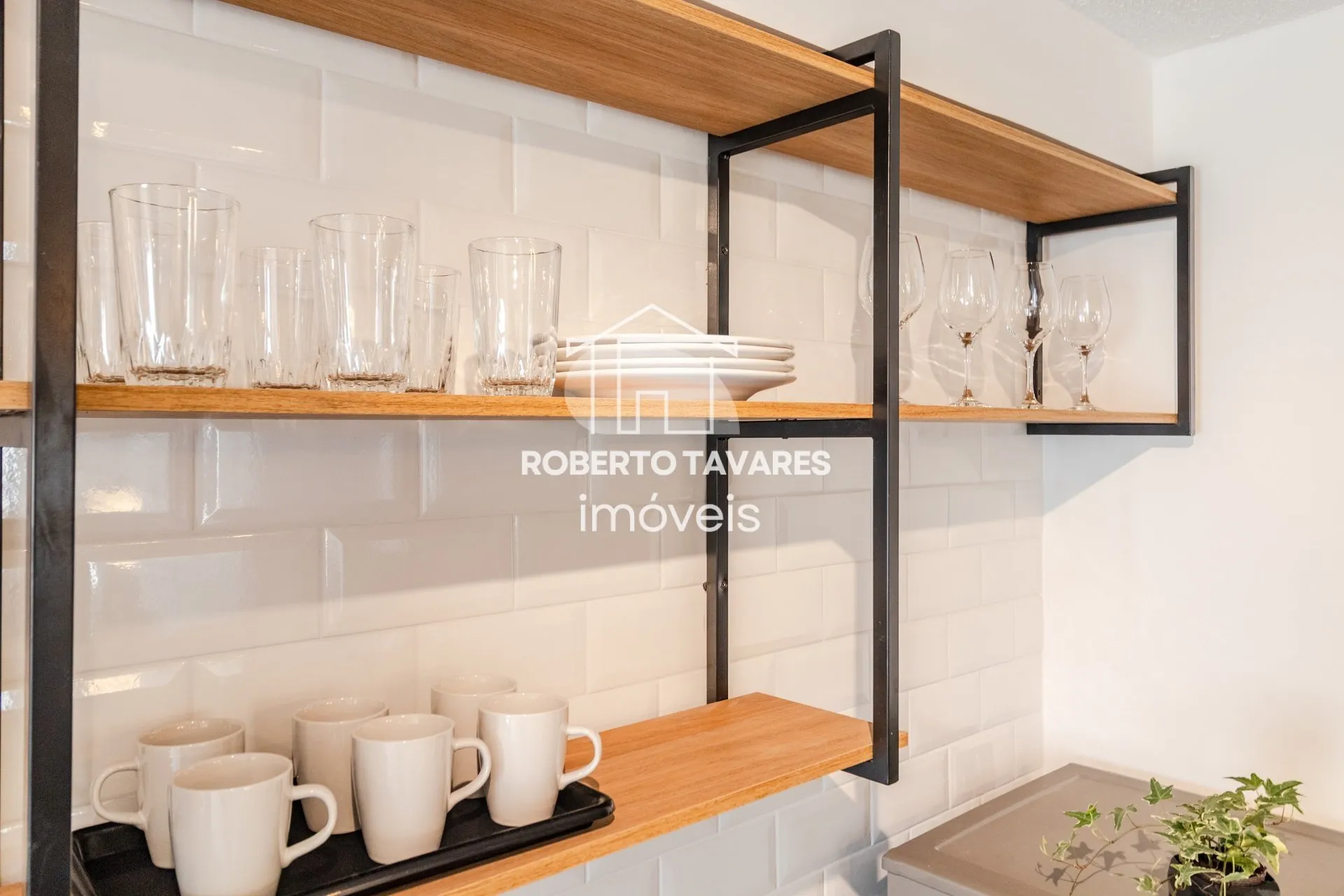 Imagem Apartamento totalmente mobiliado - O imóvel conta com 2 quartos, sendo 1 suíte, além de uma vaga de garagem.