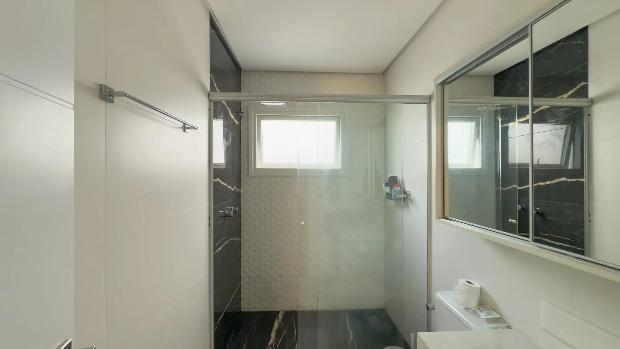 Imagem Casa para Comprar com 4 suítes, 386 m² - Chácara das Pedras - Porto Alegre