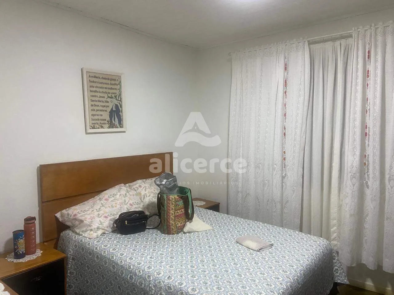 Imagem Casa com excelente localização no bairro Estreito, a apenas uma quadra da Beira-Mar Continental