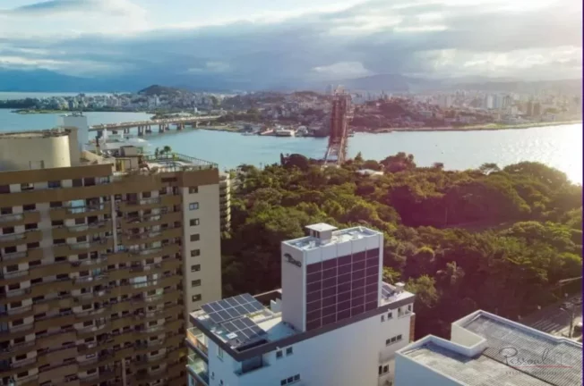 Imagem Viva o Centro de Florianópolis! Pedalar até o trabalho. Almoçar com a família. Admirar o mar sem...