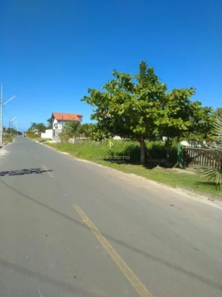 Imagem Casa para Venda em Guaratuba, rua asfaltada, próximo ao mar.