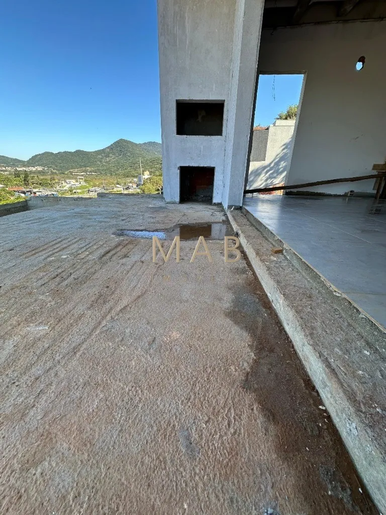 Imagem Espetacular casa à venda em Florianópolis-SC, no bairro Ingleses! 3 quartos sendo 2 suítes, 3 salas, 4 banheiros, 3 vagas de garagem, 326,00m².