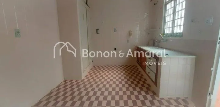 Imagem Casa com 3 Quartos sendo 1 suíte e 3 banheiros à Venda, 211 m²