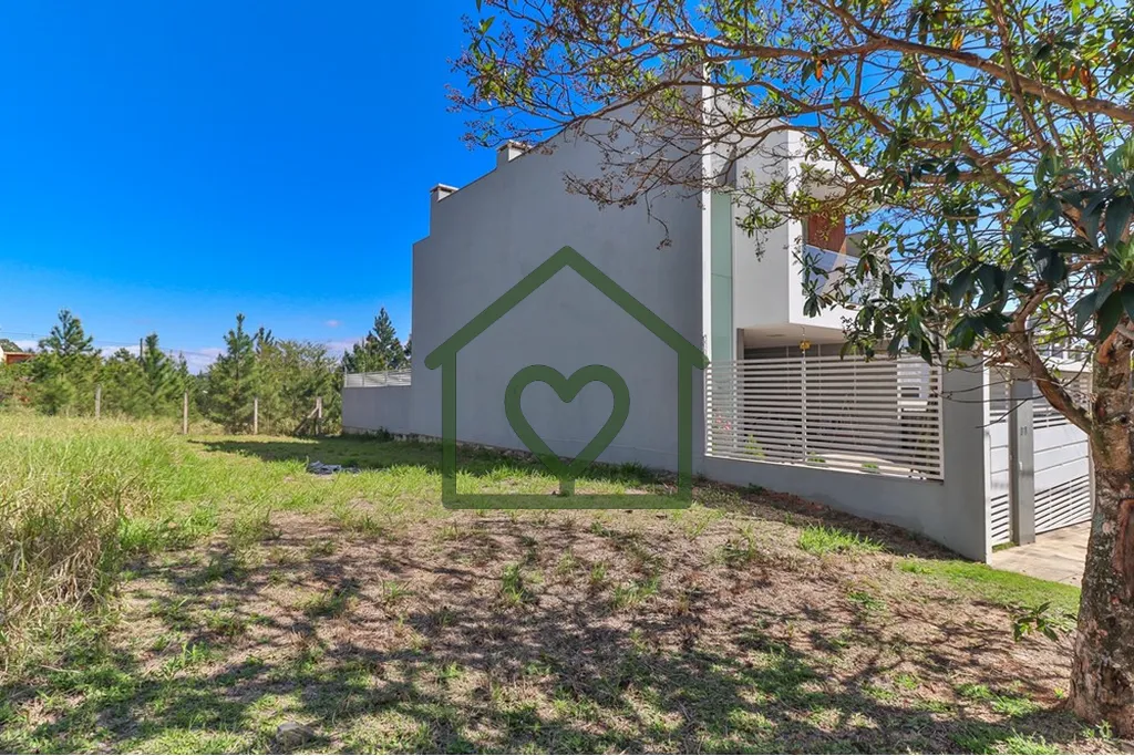 Imagem Terreno plano com 200 m2 (8 m de frente por 25 m de comprimento), localizado em rua calma e arboriza...