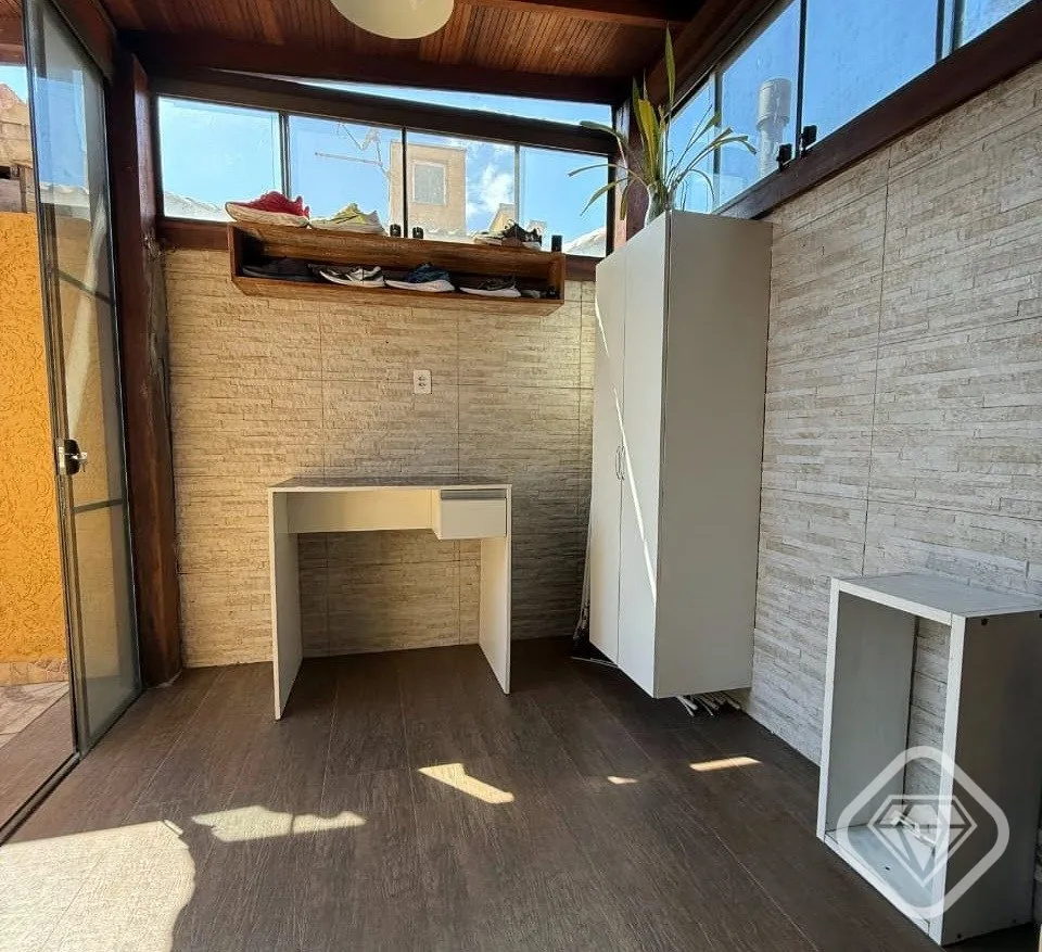 Imagem Casa em condomínio no bairro Hípica, semi mobiliada, totalmente reformada com pátio amplo e excel...