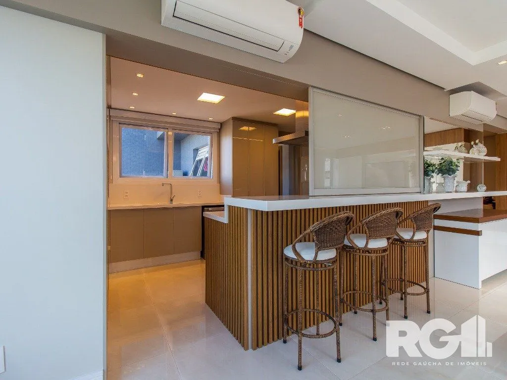 Imagem Belíssimo apartamento todo decorado por arquiteto. Apartamento com 170 m2, 3 suítes, sendo 1 suíte máster no bairro Petrópolis.