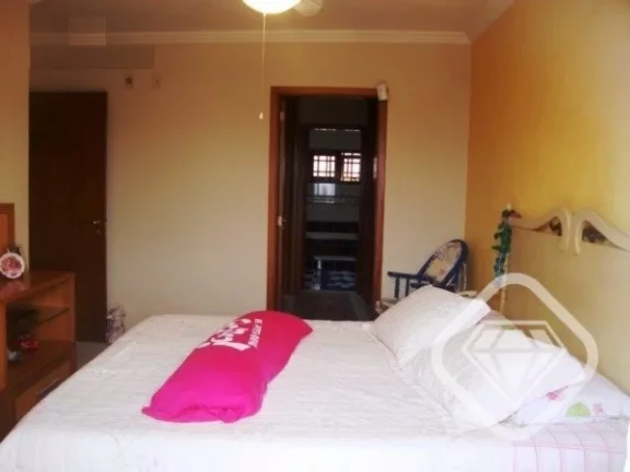 Imagem Casa individual com 4 dormitórios, sendo 1 suíte, e 3 vagas de garagem, no bairro Tristeza.

A Bri...