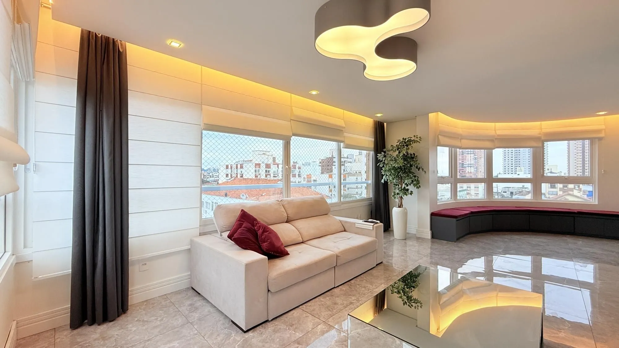 Imagem Excelente apartamento amplo com 2 dormitórios, 2 suítes mais dependência de empregada ou gabinete ou 3º dormitório