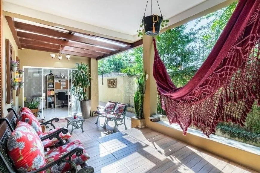 Imagem Excelente casa de 264m² com 4 dormitórios no bairro Menino Deus