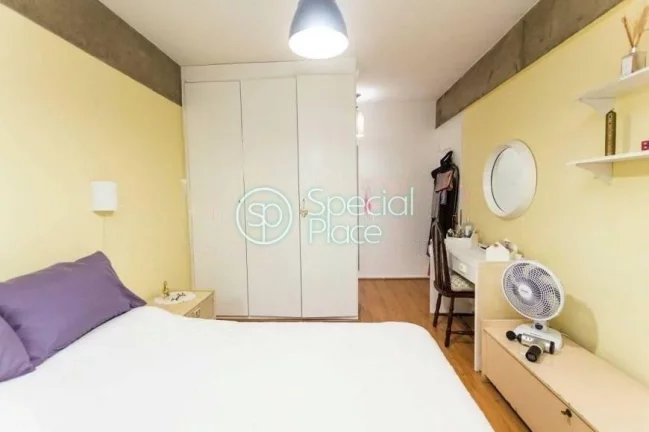Imagem Moema Pásssaros, fora de rota. Prédio antigo com ótima planta, janelões com bastante claridade. ...
