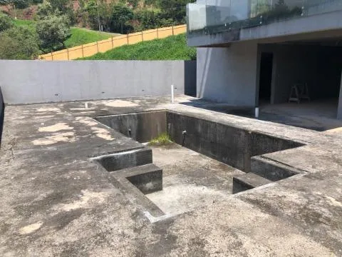 Imagem VENDA DE SOBRADO EM CONSTRUÇÃO NO CONDOMÍNIO JARIDM IMPERIAL HILLS III, EM ARUJÁ/SP, 500m² com 4 suítes, piscina, churrasqueira e 6 vagas CONSULTE-NOS