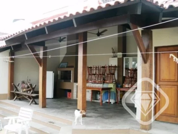 Imagem Casa individual com 4 dormitórios, sendo 1 suíte, e 3 vagas de garagem, no bairro Tristeza.

A Bri...