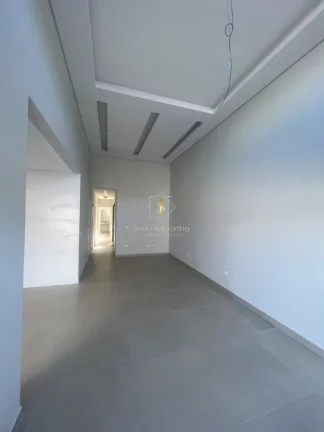 Imagem Casa a venda em Guaratuba a 50 metros do mar, em rua asfaltada, com piscina, churrasqueira, fino acabamento.