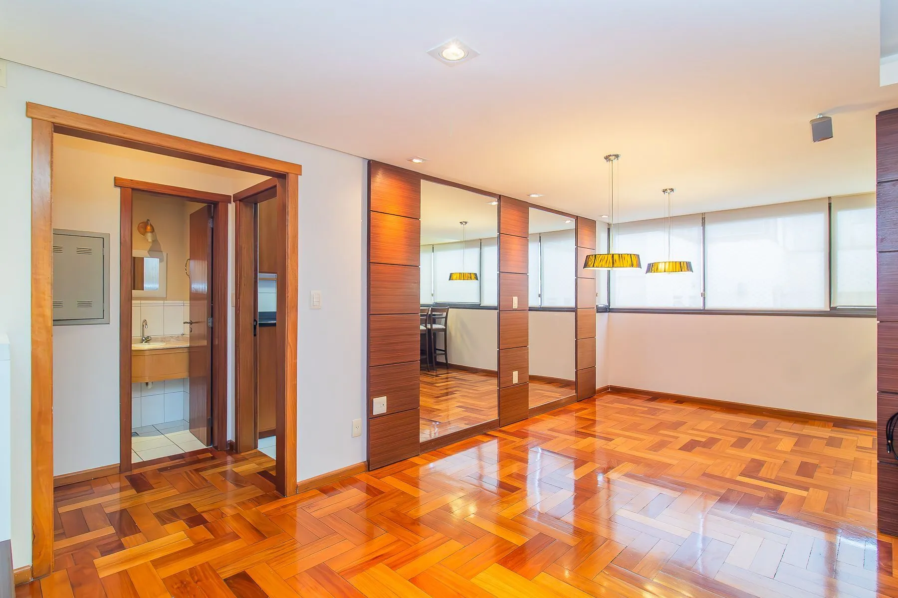 Imagem Apartamento semi mobiliado, impecável, com 126m² privativo.