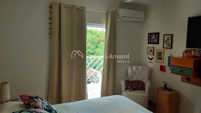 Imagem Esta casa em condomínio oferece uma área total de 480 metros quadrados, proporcionando um espaço ...