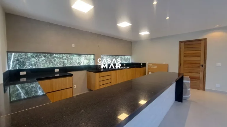 Imagem Casa de Luxo em Condomínio na Praia Rasa: 5 Quartos, 5 Suítes e 260m² em Armação dos Búzios-RJ