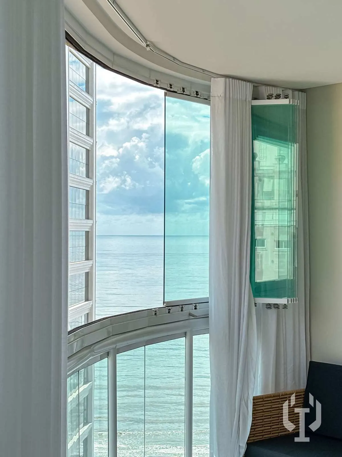 Imagem Apartamento de 4 suítes na quadra do mar em Meia Praia