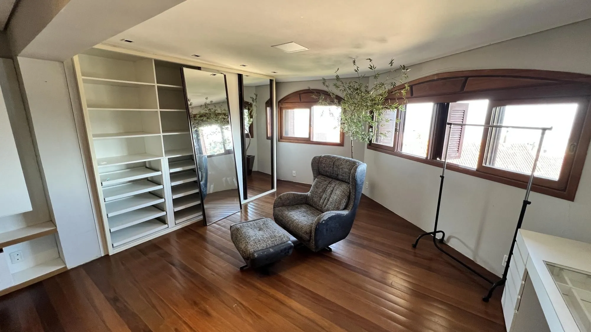 Imagem Belíssima casa no Bairro Tristeza com 645m²