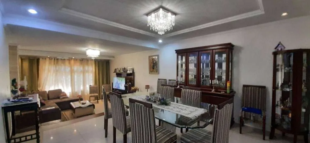Imagem VENDE - AMPLA CASA RESIDENCIAL COM PISCINA E 5 VAGAS