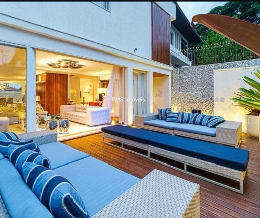 Imagem Imperdível oportunidade de adquirir uma casa no Pacaembu, São Paulo-SP, com 3 quartos, 3 suítes, 3 salas, 5 vagas de garagem e 380m².