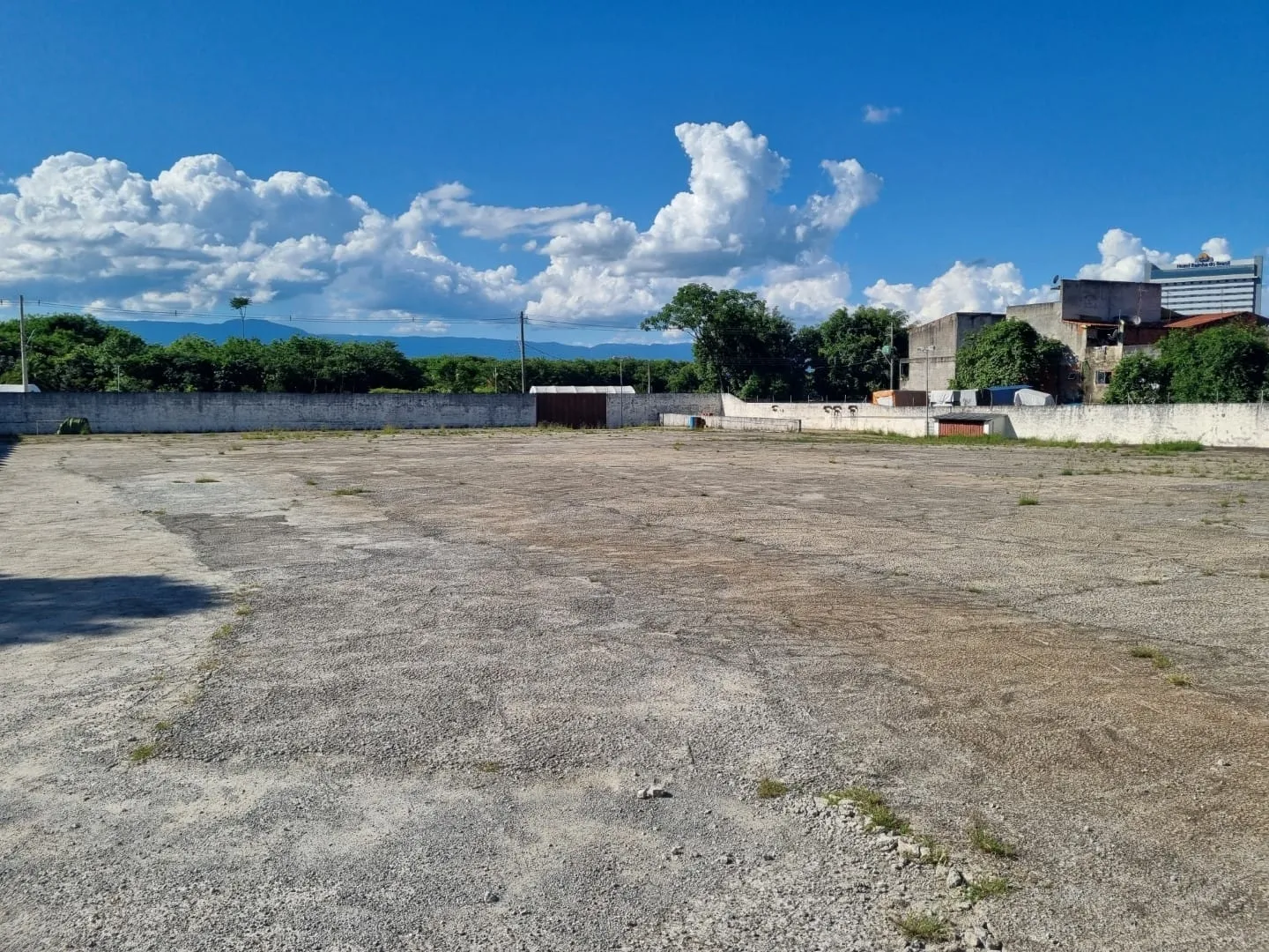 Imagem Terreno Plano e Cimentado com 5.356 m² para Estacionamento de Ônibus a 1.200 Metros da Basílica de Aparecida
