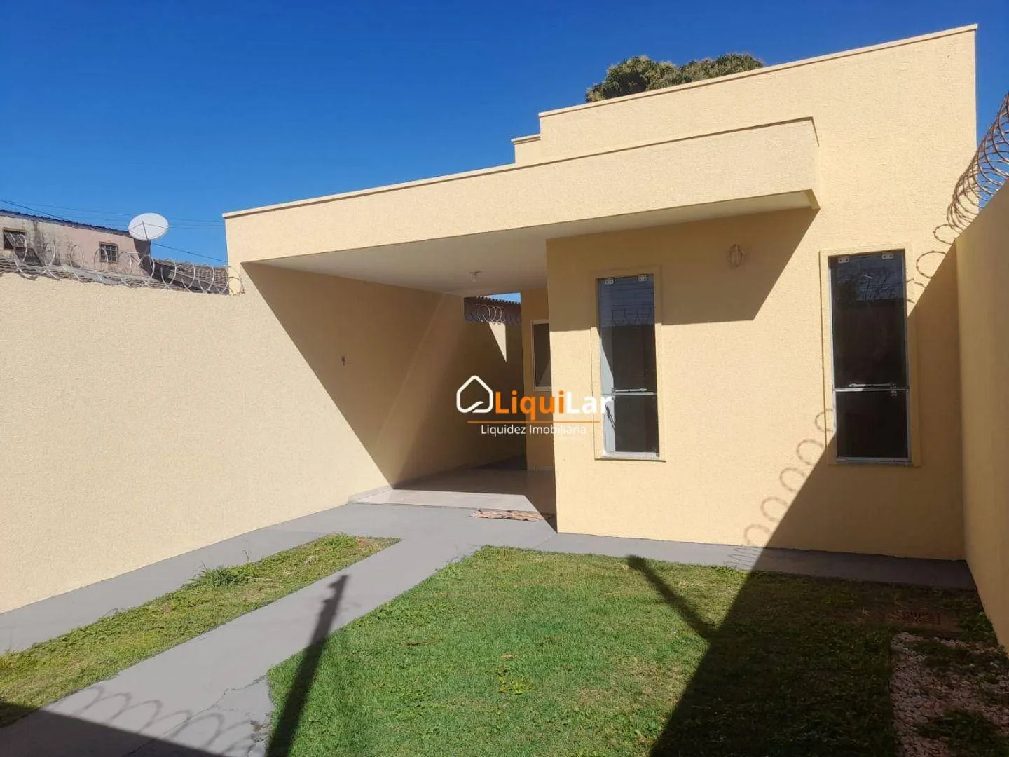 Imagem Casa Usada à Venda no Asfalto com 2 Quartos, Varanda, Amplo Quintal e Possibilidade de Minha Casa Minha Vida