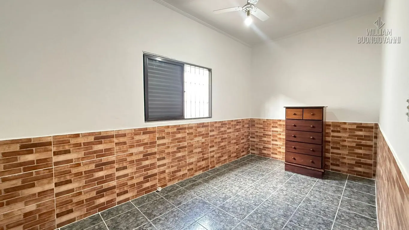 Imagem Casa c/ Suíte, 2 Vagas e Excelente Localização na Ocian
