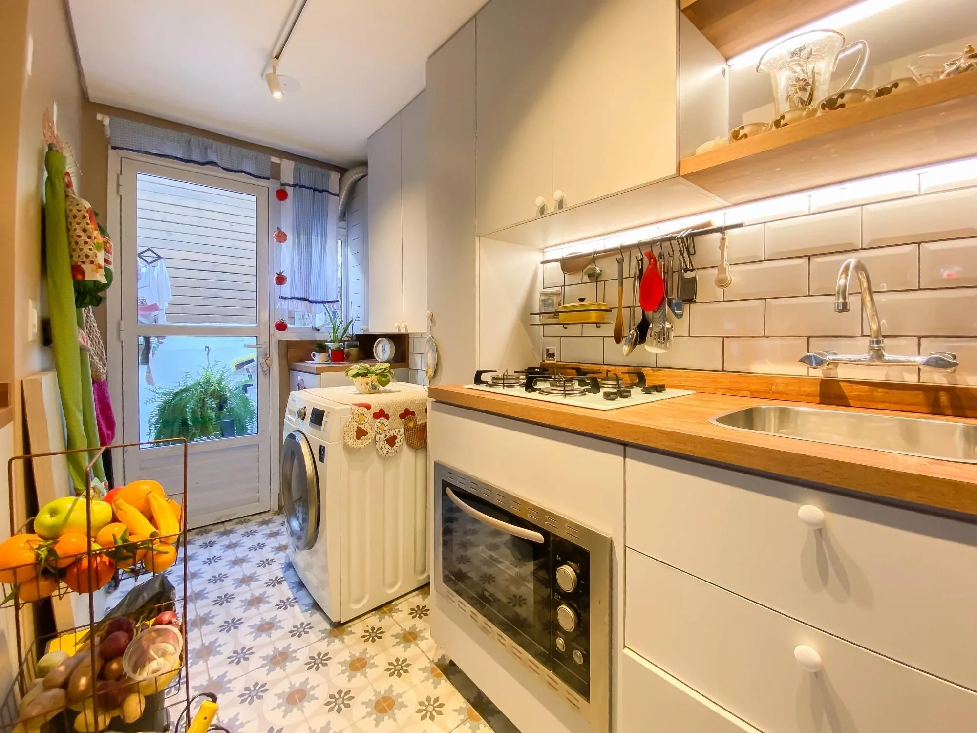 Imagem Casa semi-mobiliada à venda em condomínio fechado com 3 dormitórios e suíte