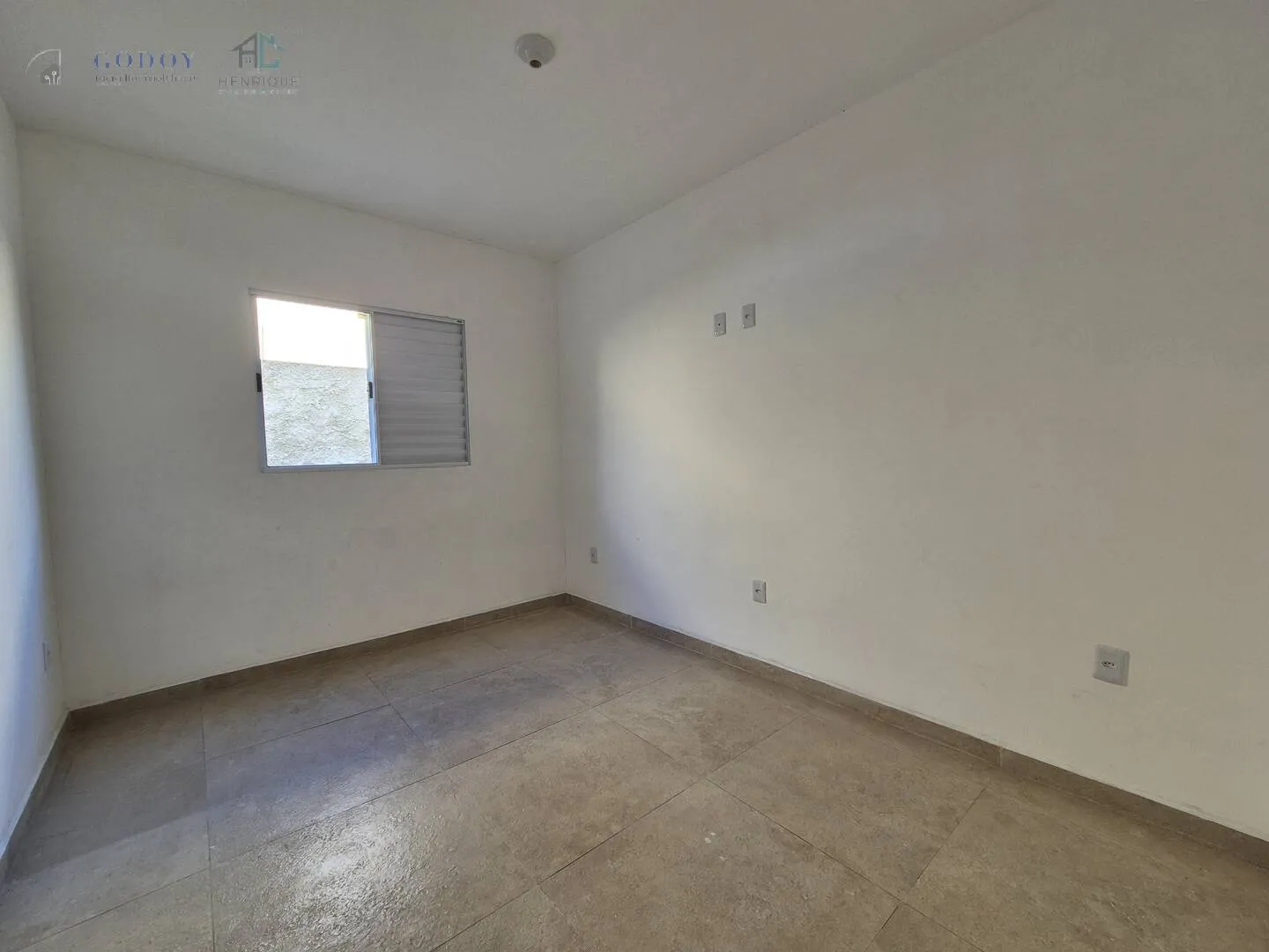 Imagem Casa em Condomínio Fechado com Suíte, Quintal e Garagem Coberta