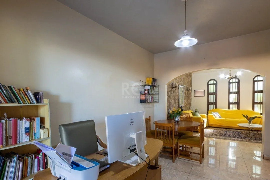 Imagem Sobrado com 345m² privativos, 3 suites, 2 vagas, churrasqueira. pátio com piscina - Bairro Cristal