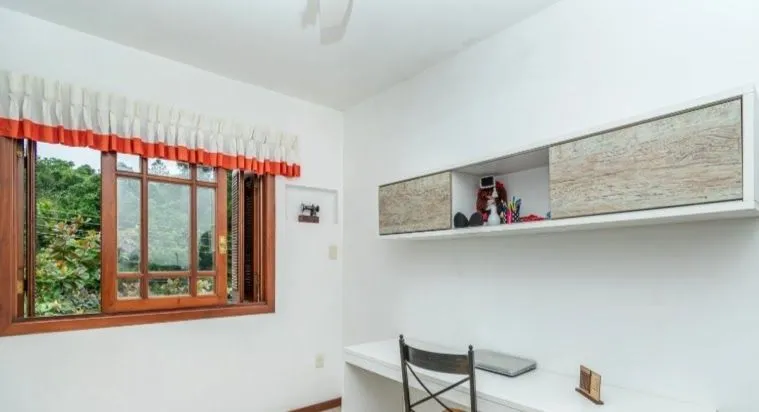 Imagem Casa com 3 dormitórios, no bairro Ipanema, zona sul de Porto Alegre, RS.