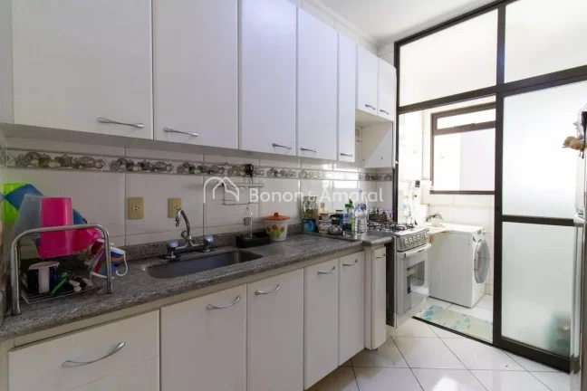 Imagem Localizado em Campinas, este espaçoso apartamento oferece um ambiente confortável e funcional. Com...