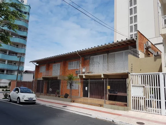Imagem Casa com 7 dormitórios no centro de Balneário Camboriú.