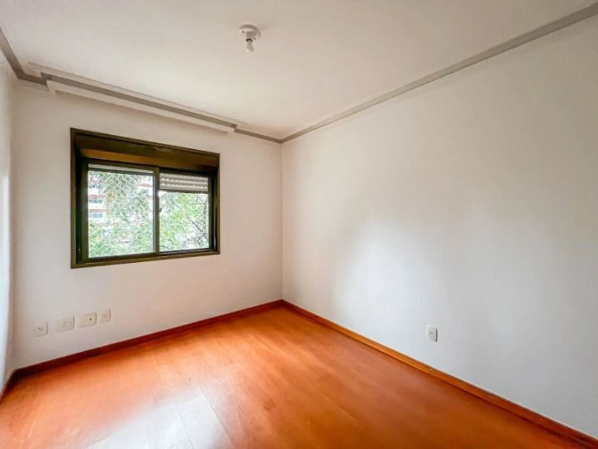 Imagem Apartamento de 3 quartos, suíte e 1 vaga de garagem no bairro Menino Deus em POA