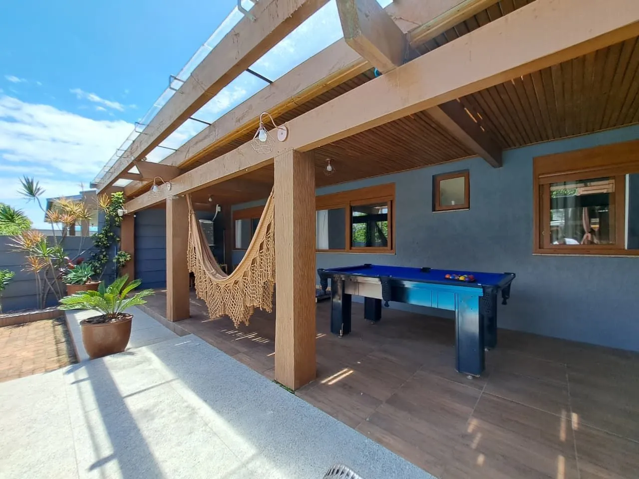 Imagem Casa com 04 dormitórios e piscina na praia de Imbé/ RS.
