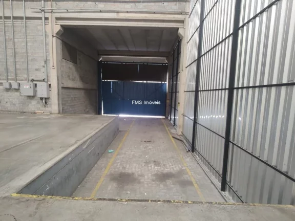 Imagem Galpão Industrial para Locação em Diadema-SP, Bairro Piraporinha, 2 Banheiros, 8 Vagas, 1.025m² de Área