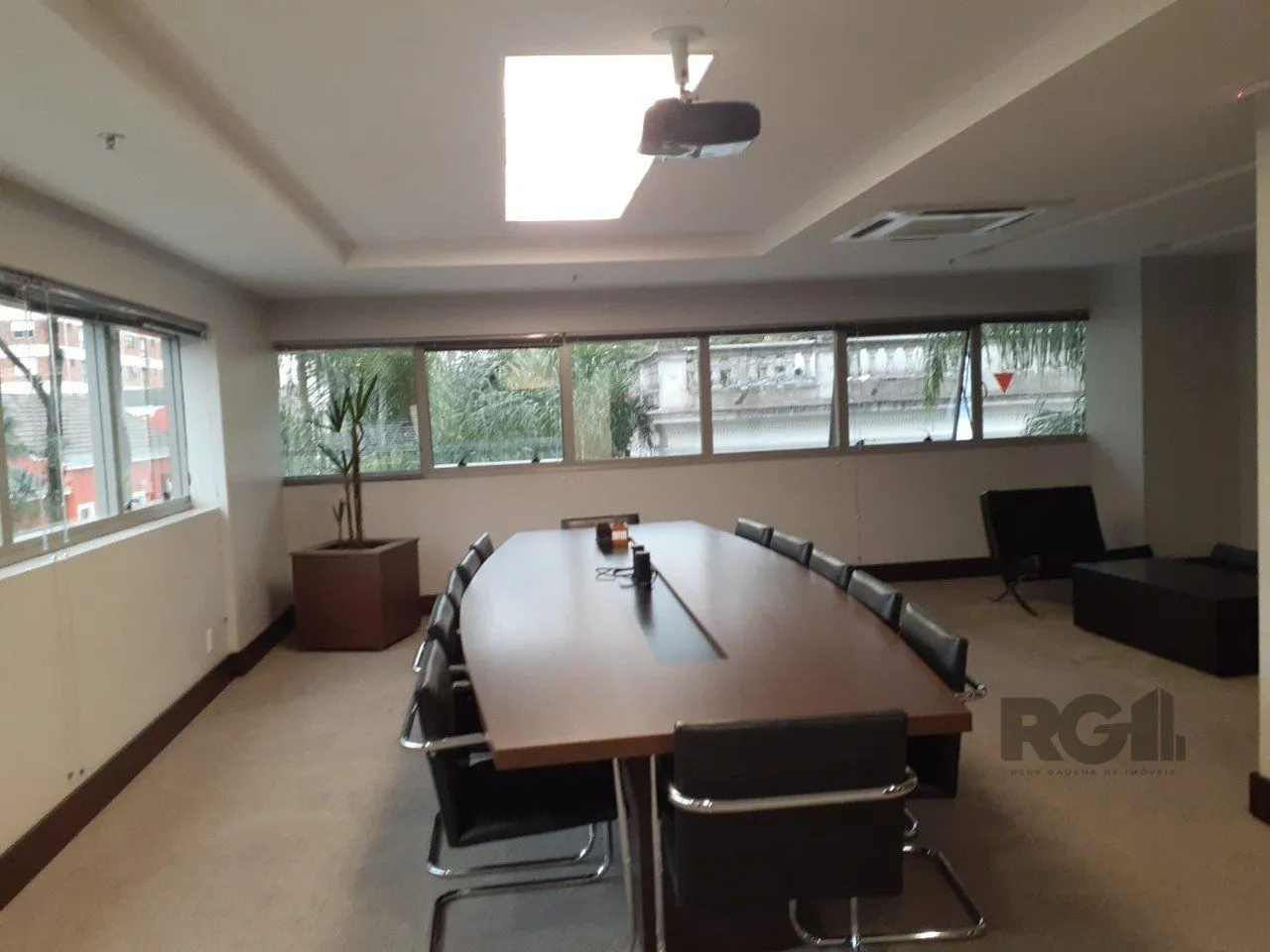 Imagem Excelente sala comercial no Menino Deus, com uma vaga de garagem.
