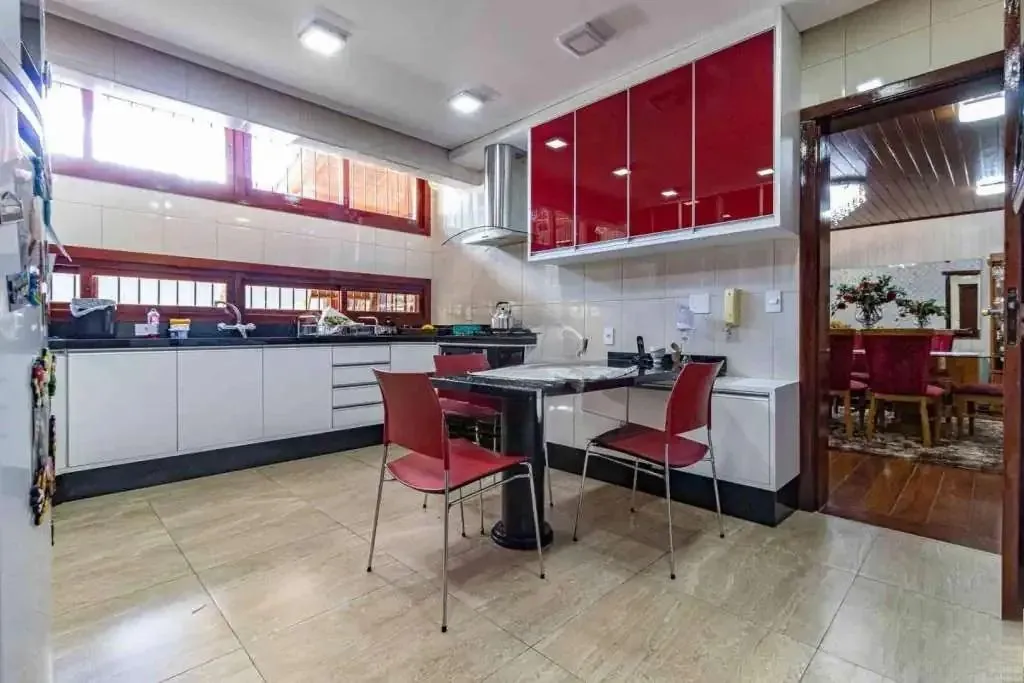 Imagem Casa com 4 dormitórios, suíte, piscina e 4 vagas.