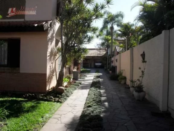 Imagem No bairro Ipanema, casa de 274 m²,4 dormitórios, suítes, vagas e piscina.