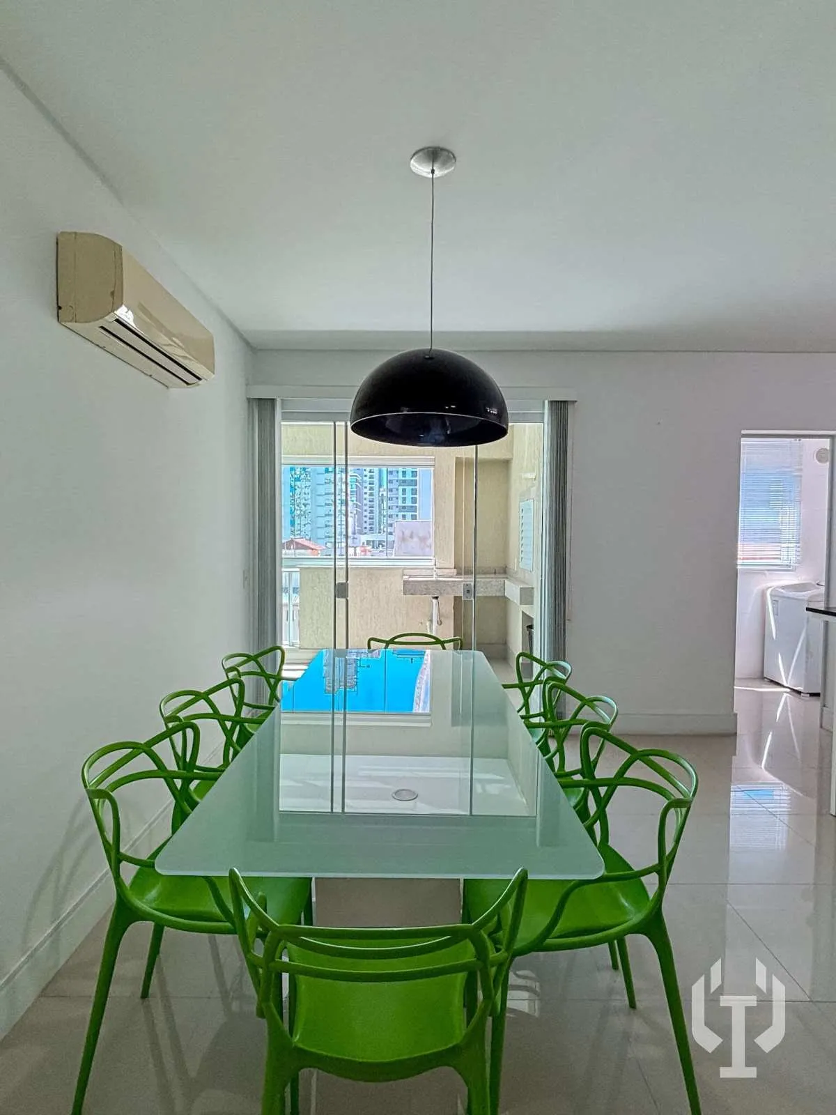 Imagem Apartamento com 3 dormitórios e 2 vagas de garagem em Meia Praia