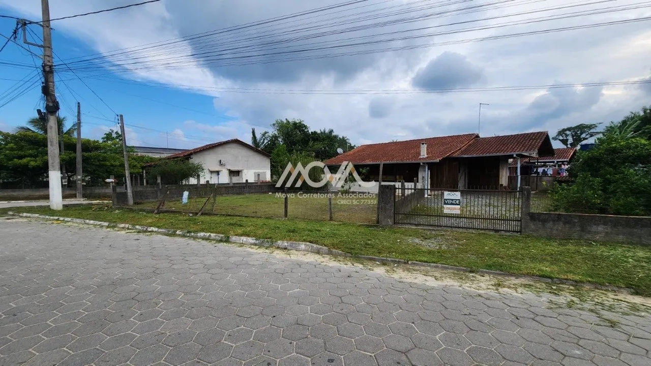 Imagem Casa localizada na Vila da Glória, em terreno de esquina, a aproximadamente 150 metros da praia.

S...