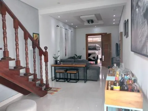 Imagem VENDA DE SOBRADO NO JARDIM VIA DUTRA, EM ARUJÁ/SP, 58m² com 3 quartos, suíte, cozinha com armários, varanda com churrasqueira e 02 vagas. CONSULTE-NOS