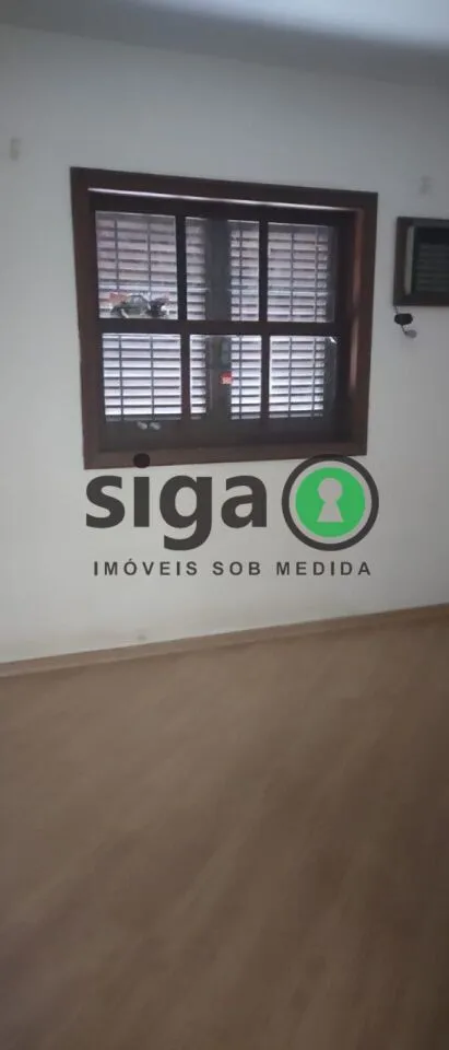 Imagem Sobrado de alto padrão com 500m², 4 suítes e ampla área verde em Interlagos