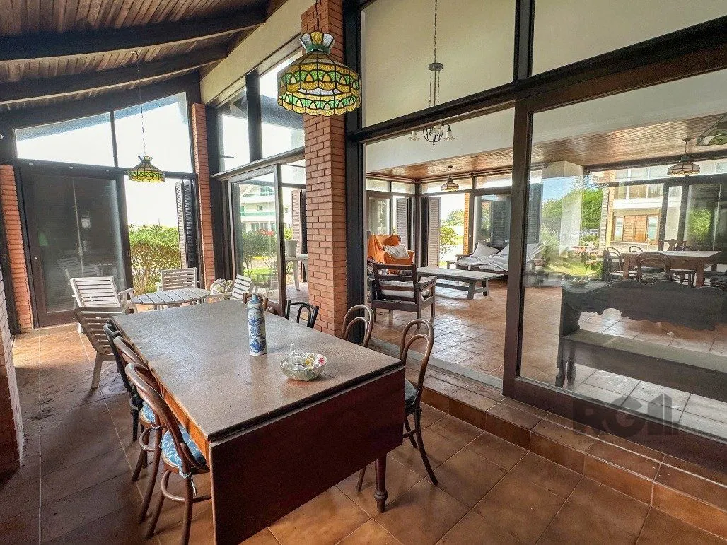 Imagem Icônica Casa para comprar a poucos metros do mar em Atlântida